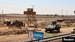 Turkiya-Suriya chegarasi. Suriya prezidenti Bashar al-Assad qo’shinlari Turkiya bilan chegaradan chekinganidan beri hudud suriyalik kurdlar qo’liga o’tgan. Anqara buni xavotir bilan kuzatib keladi.