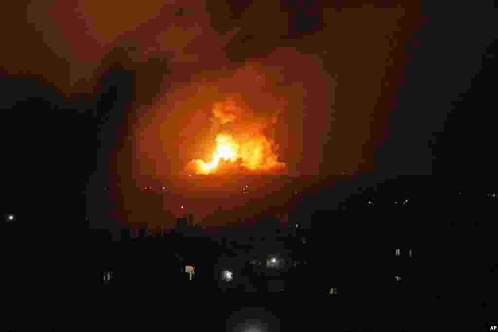 Isroil havo hujumidan so'ng hosil bo'lgan kuchli portlash, G'azo, 9-iyul, 2014-yil.