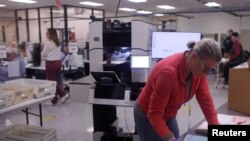 Kura zinaendele kuhisabiwa kufuatia uchaguzi wa katikati ya muhula katika jimbo la Arizona.