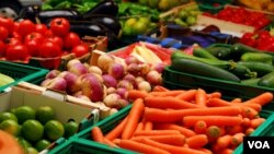 Entre los alimentos conocidos por ayudar a reducir el colesterol, están las manzanas, las uvas frescas, ciertos verduras y productos de soya.