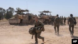 យោធា​អ៊ីស្រាអែលឈរក្បែរ​ព្រំដែន​ហ្កាហ្សា​និង​អុីស្រាអែល​នៅ​ភាគខាងត្បូង​អុីស្រាអែលកាលពី​ថ្ងៃទី១៥ មេសា ឆ្នាំ២០២៤។ (AP Photo/Ohad Zwigenberg)