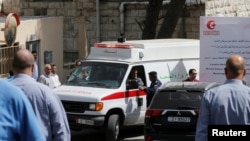 Une ambulance transporte le corps de l'écrivain Nahed Hattar à Amman, Jordanie, le 25 septembre 2016. 