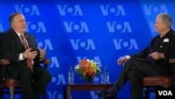 Državni sekretar Majk Pompeo u razgovoru sa direktorom Glasa Amerike Robertom Rajlijem (Foto: VOA)