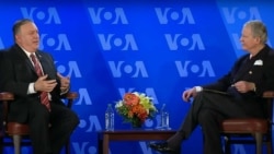 Državni sekretar Majk Pompeo razgovara sa direktorom Glasa Amerike Robertom Rajlijem u središtu Glasa Amerike u Vašingtonu, 11. januara 2021.