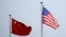 資料照：美中兩國國旗在中國上海的一家公司大樓外飄揚。 （2021年4月14日）