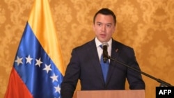 ARCHIVO - El presidente de Ecuador, Daniel Noboa, habla después de una reunión con el líder de la oposición venezolana, Edmundo González Urrutia, en el Palacio de Carondelet en Quito, Ecuador, el 28 de enero de 2025.