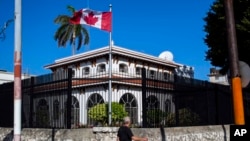 Diplomáticos canadienses demandan al gobierno de su país por el peligro al que fueron expuestos durante una misión en La Habana, Cuba. 