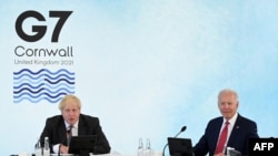 Waziri mkuu wa Uingereza Boris Johnson akiwa na rais wa Marekani Joe Biden katika mkutano wa G7 huko Carbis Bay, Cornwall Juni 12, 2021 Leon Neal / POOL / AFP.