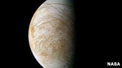 تصویری از "اروپا"، یکی از بزرگترین قمرهای سیاره مشتری که توسط سازمان فضایی آمریکا، ناسا، گرفته شده است