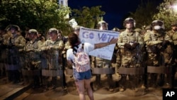 Pripadnici Nacionalne gade Jute stoje u kordonu, dok se građani okupljaju da protestuju zbog smrti Džordža Flojda, 4. juna 2020, u blizini Bele kuće u Vašingtonu. (AP)