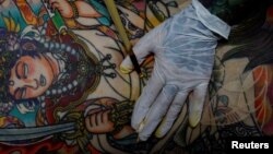 Tattoo artist Shodai Horiren, 52, tattoos her customer Rie Yoshihara at her studio in Warabi, Saitama Prefecture, Japan, September 4, 2020. (REUTERS/Kim Kyung-Hoon)
