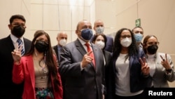 Miembros de la delegación oficial de Venezuela posan para una foto antes de despedirse después de asistir a una conferencia de prensa después de la última ronda de conversaciones con la oposición, en la Ciudad de México, el 27 de septiembre de 2021.