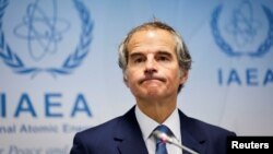 رافائل گروسی، رئیس آژانس بین‌المللی انرژی اتمی، در یک کنفرانس مطبوعاتی در روز آغاز نشست سه ماهه شورای حکام آژانس بین‌المللی انرژی اتمی در وین، اتریش - ۱۴ اسفند ۱۴۰۲