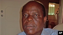 José Fragoso com o livro de sua autoria sobre Nito Alves