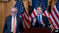 Udhëheqësi i shumicës në Senat Chuck Schumer dhe drejtuesi i pakicës demokrate në Dhomën e Përfaqësuesve, Hakeem Jeffries duke folur në Kapitol, në Uashington. 23 korrik, 2024.