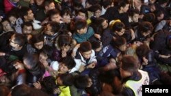 ទិដ្ឋភាព​នៃ​ការ​រត់ជាន់​គ្នា​ ដែល​បាន​កើត​ឡើង​កំឡុង​ការ​ប្រារព្ធ​បុណ្យ​ចូល​ឆ្នាំ​ថ្មី​នៅ​តំបន់ Bund តំបន់​មាត់​ទន្លេ​នៅ​ក្នុង​ភាគ​កណ្តាល​នៃ​ទីក្រុង​សៀងហៃ​ កាលពី​ថ្ងៃទី៣១ ខែធ្នូ ឆ្នាំ២០១៤។ 