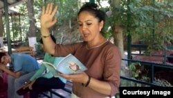 O'zbekiston va Tojikiston yosh ijodkorlari yig'ilgan davrada samarqandlik Marhabo Shodmonova she'r o'qimoqda