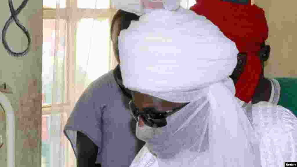 Sarkin Kano Muhammad Sanusi na biyu, ya ziyarci wadanda harin bom din ranar juma'a, ya rutsa dasu, a asibitin Murtala Muhammad, a Kano, 30 ga Nuwamba 2014.