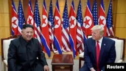 Imagen de archivo de la reunión entre el presidente de Estados Unidos, Donald Trump, y el de Corea del Norte, Kim Jong Un, en una zona desmilitarizada de las dos Coreas, el 30 de junio de 2019 (Foto: Reuters/Kevin Lamarque).