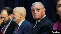 Кит Келог, специјалниот пратеник на САД за Русија и Украина, гледа нагоре за време на состанокот во Минхен, 14 февруари 2025 година.