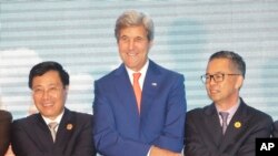 នាយក​រដ្ឋមន្រ្តី​ការ​បរទេស​វៀតណាម(ឆ្វេង)និង​រដ្ឋលេខាធិកាអាមេរិក​លោក​ (កណ្តាល)​និង​ប្រតិភូ​ដែល​មិន​ស្គាល់​ឈ្មោះបាន​ថត​រូប​ជាមួយ​គ្នា​ខណៈដែល​ពួកគេ​ចាប់​ដៃ​ក្នុង​សន្និសីទ​អាស៊ាន​និង​អាមេរិក​កាលពី​ថ្ងៃ​ទី​២៥​ កក្កដា ២០១៦។