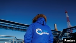 資料圖：俄羅斯天然氣工業股份公司一位身著帶有“西伯利亞力量”標識的外套的員工在該公司“西伯利亞力量”天然氣管道設施旁（2019年11月29日）