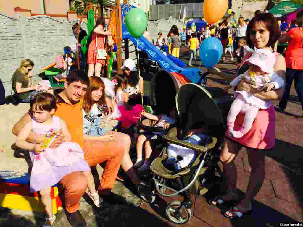 Maksim Maslyuk va uning oilasi Luganskdan to'qqiz oy oldin qochgan. Kiyevdagi sharoitga moslashish oson emas, deydi u. 3-iyun, 2015-yil.