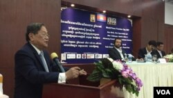 Khieu Kanharith, Minister of Information, speaks at the World Press Freedom Day in Phnom Penh, Cambodia, Wednesday, May 3, 2017. (Kann Vicheika/VOA Khmer)