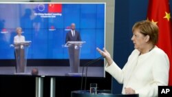 អធិការបតី​អាល្លឺម៉ង់​អ្នកស្រី Angela Merkel និយាយ​នៅក្នុង​សន្និសីទ​តាមអនឡាញ​ជាមួយ​ប្រធាន​ក្រុមប្រឹក្សា​អឺរ៉ុប​លោក Charles Michel (កណ្តាល) និង​ប្រធាន​គណៈកម្មាធិការ​អឺរ៉ុប​អ្នកស្រី Ursula von der Leyen ក្រោយពី​កិច្ចប្រជុំ​កំពូល​តាម​អនឡាញ​មួយ​ជាមួយ​ប្រធានាធិបតី​ចិន លោក Xi Jinping។