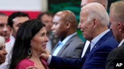 El presidente de EEUU, Joe Biden, saluda a una simpatizante tras pronunciar un discurso sobre economía en una fábrica de Nuevo México el 9 de agosto de 2023.