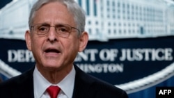 美国司法部长加兰德2023年10月3日在华盛顿的司法部总部举行的新闻发布会上宣布针对涉嫌芬太尼贩运的八家中国公司和12名高管的起诉。