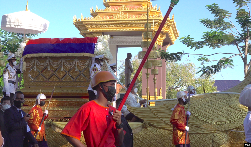 ពិធី​ដង្ហែ​​ព្រះ​សព​របស់​សម្តេច​ក្រុម​ព្រះ​នរោត្តម​ រណឫទ្ធិ​ ចេញ​ពី​ព្រះដំណាក់​ ទៅ​កាន់​វាល​ព្រះមេរុ ​មុខ​​វត្តបុទមវតី​ រាជធានី​ភ្នំពេញ​ ថ្ងៃទី៨​ ខែធ្នូ​ ឆ្នាំ​២០២១។ (ខាន់ សុគុំមនោ​/វីអូអេ​)