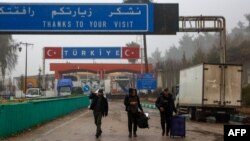 Ljudi sa svojm stvarima prelaze u Siriju iz Turske preko prelaza Kassab, 27. decembar 2024.
