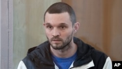 Američki armijski narednik Gordon Blek sedi u staklenom kavezu u sudnici u Vladivostoku, Rusija, 19. juna 2024.