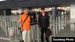 中国异议人士刘兴联（左）与颜伯均（右）在2018年9月27号自泰国搭机抵达台湾转机时，请求政治庇护。（颜伯均提供给RFA）