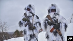 Ukrajinski vojnici učestvuju u vežbi na zapadu Ukrajine (Foto: AP/Pavlo Palamarchuk)