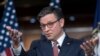 El presidente de la Cámara, Mike Johnson se reúne con periodistas mientras los legisladores trabajan para aprobar el conjunto final de proyectos de ley de gastos para evitar un cierre parcial del gobierno, en el Capitolio de Washington, el miércoles 20 de marzo de 2024.