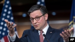 El presidente de la Cámara, Mike Johnson se reúne con periodistas mientras los legisladores trabajan para aprobar el conjunto final de proyectos de ley de gastos para evitar un cierre parcial del gobierno, en el Capitolio de Washington, el miércoles 20 de marzo de 2024.