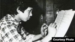 លោកបណ្ឌិតសាស្ត្រាចារ្យ ហ៊ឹម សុភី គឺជាអ្នកនិពន្ធតន្ត្រី​ខ្មែរដ៏​ល្បីល្បាញមួយរូបនៅកម្ពុជា និងលើឆាកអន្តរជាតិ។ លោកបានបញ្ចប់ការសិក្សាជាន់ខ្ពស់ខាង​ផ្នែក​តូរ្យតន្ត្រី និងតន្ត្រីវិទ្យា ពីសាកលវិទ្យាល័យ Moscow State Tchaikovsky Conservatory ប្រចាំ​ប្រទេសរុស្ស៊ី។ (រូបថតដោយ៖ លោក ហ៊ឹម សុភី)