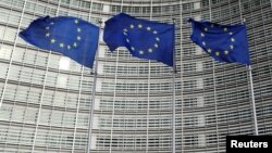 ARHIVA - Zastave Evropske unije ispred sjedišta u Briselu (Foto: Rojters/Yves Herman)