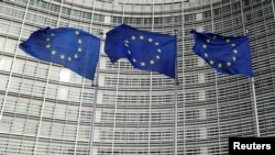 資料照片：2023年11月8日，布魯塞爾歐盟委員會大樓外面的歐盟旗幟。 （路透社照片）