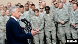 U.S. Defense Secretary Chuck Hagel addresses troops on Al Udeid Air Base, Qatar, Dec. 10, 2013. (DOD / Erin A. Kirk-Cuomo) 