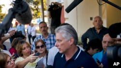 El presidente de Cuba, Miguel Díaz-Canel, habla con la prensa después de votar en un referéndum para aprobar o rechazar la nueva constitución en La Habana, Cuba, en febrero de este año.