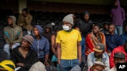 អ្នក​គ្មាន​ផ្ទះ​សម្បែង​ស្នាក់​នៅ​ពហុកីឡានដ្ឋាន ​Caledonian ក្នុង​ក្រុង Pretoria អាហ្វ្រិក​ខាង​ត្បូង ខណៈ​​មាន​ការ​ផ្ទុះ​រាលដាល​ជំងឺ​កូវីដ១៩ ថ្ងៃ​ទី​២ ខែមេសា ឆ្នាំ​២០២០។