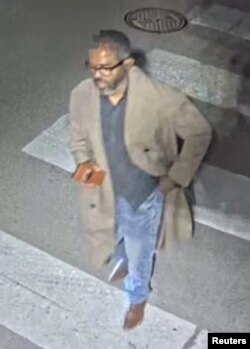 聯邦調查局公佈的監視器畫面拍攝的賈巴爾2025年1月1日凌晨走在新奧爾良街頭的畫面。