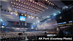 Erdoğan'ın Ankara Spor Salonu'nda düzenlenen AK Parti 8. Olağan Büyük Kongresi'ndeki konuşması yaklaşık 1 saat 10 dakika sürdü.