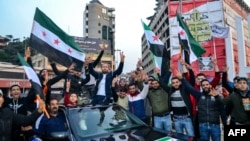 Sirijci i Libanci slave u Tripoliju pošto je objavljen pad Assadovog režima u Siriji. (Fathi AL-MASRI / AFP)