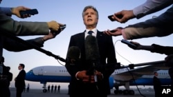 Menteri Luar Negeri AS Antony Blinken berbicara kepada awak media sebelum meninggalkan Kairo, Minggu, 15 Oktober 2023, dalam perjalanan ke Yordania. (Foto: AP/Jacquelyn Martin