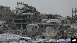 Një kamp me tenda, i ngritur mes rrënojave në qytetin e Gazës, më 3 mars, 2025/AP