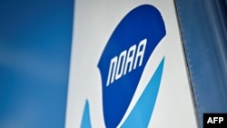 ARCHIVO - Una vista del logotipo de la Administración Nacional Oceánica y Atmosférica (NOAA) en el Centro Espacial Kennedy de la NASA en Cabo Cañaveral, Florida, el 25 de junio de 2024.